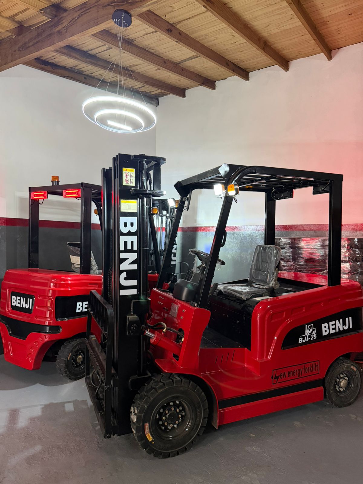 Equipos Benji en showroom